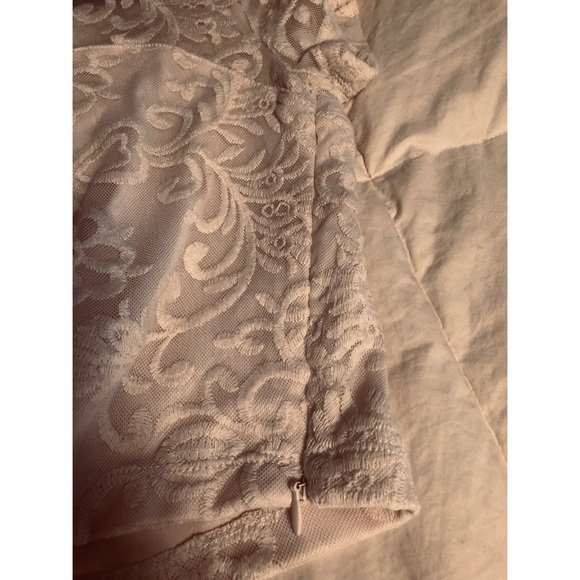 cream crop ~ lace detailing - Picture 3 of 5